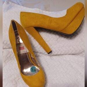 Qupid Women's Yellow Heels 7.5